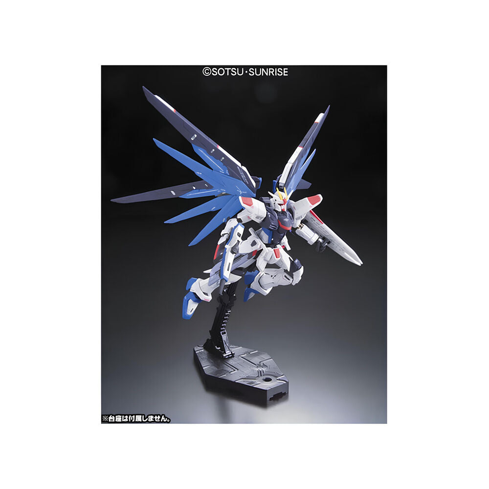 Maqueta RG 1/144 Freedom Gundam de BANDAI HOBBY en blanco, azul y rojo - 2