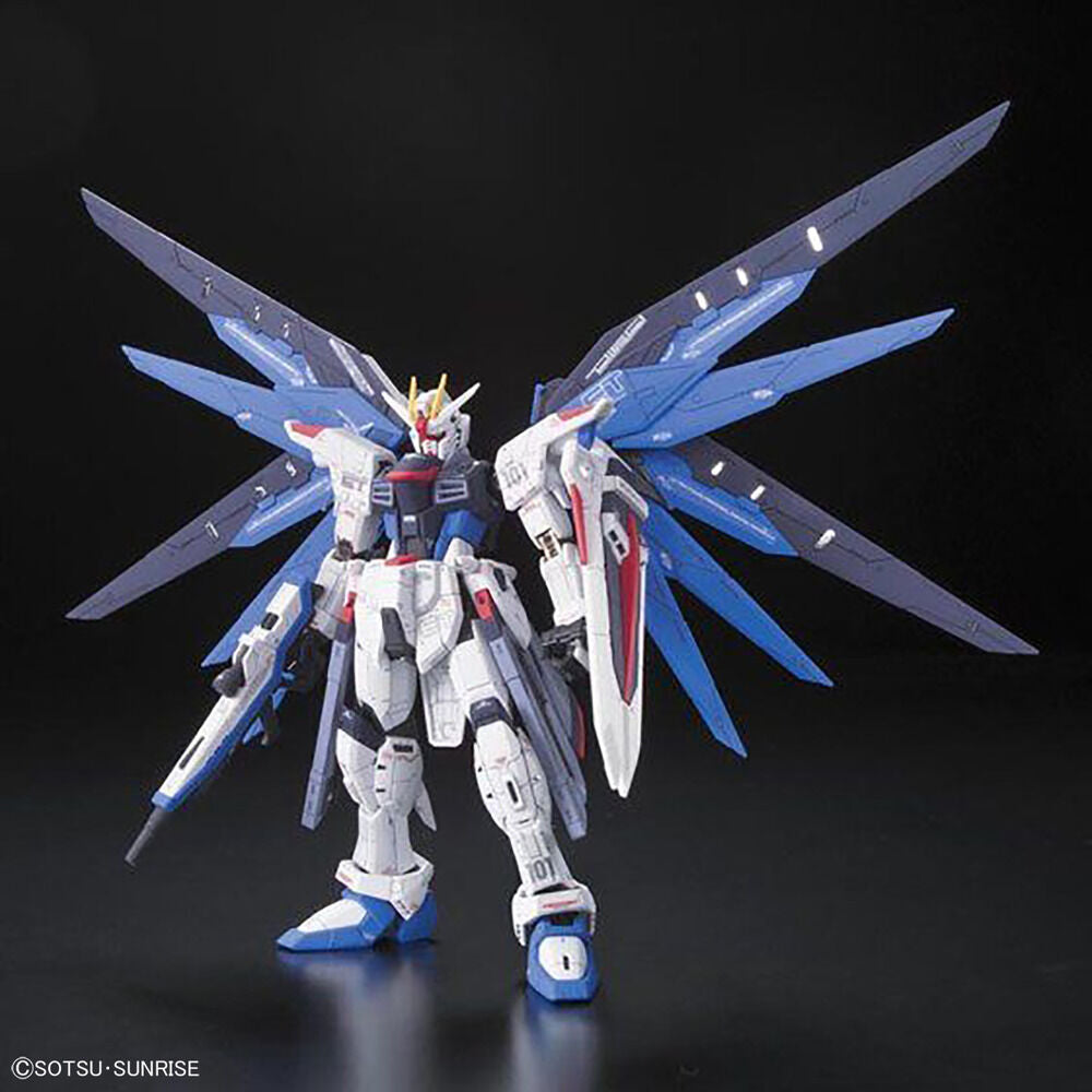Maqueta RG 1/144 Freedom Gundam de BANDAI HOBBY en blanco, azul y rojo - 3