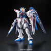 Maqueta RG 1/144 Freedom Gundam de BANDAI HOBBY en blanco, azul y rojo