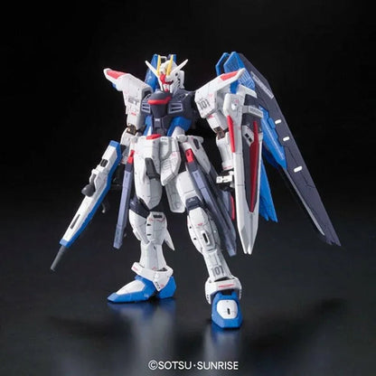 Maqueta RG 1/144 Freedom Gundam de BANDAI HOBBY en blanco, azul y rojo