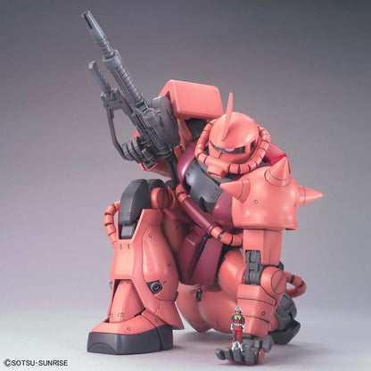 Maqueta MG 1/100 Zaku II de Char Aznable en tonos rojos con cañón largo - 4