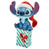 Adorno navideño de Stitch Disney con gorro de Papá Noel sobre una caja de regalo