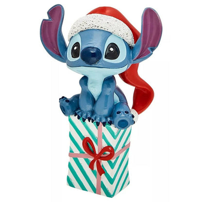 Adorno navideño de Stitch Disney con gorro de Papá Noel sobre una caja de regalo