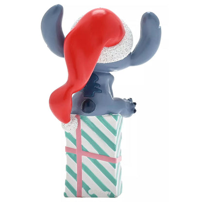 Adorno navideño de Stitch Disney con gorro de Papá Noel sobre una caja de regalo - 4