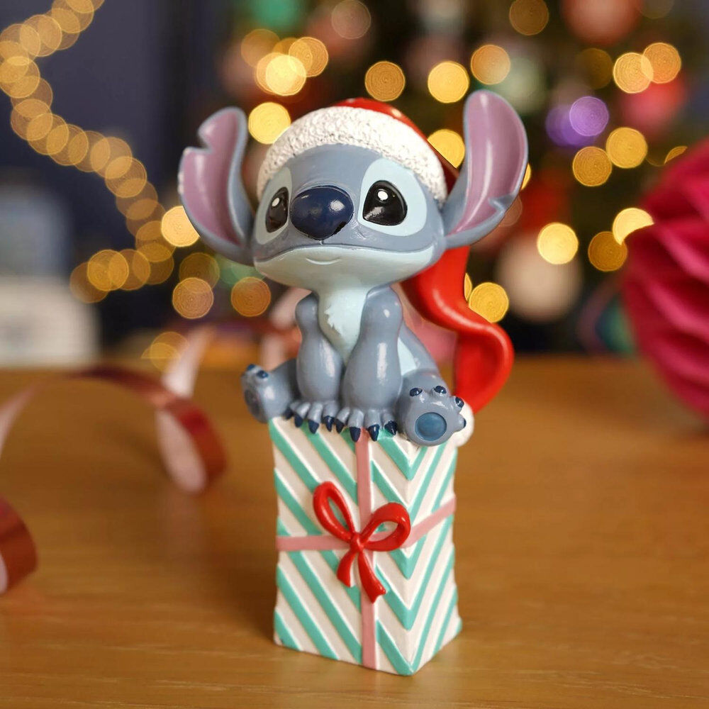 Adorno navideño de Stitch Disney con gorro de Papá Noel sobre una caja de regalo - 5