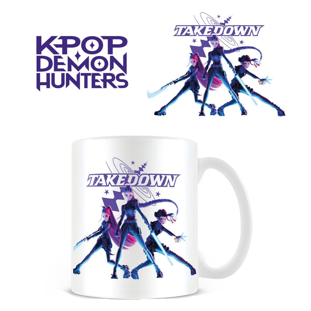 Taza blanca Takedown de KPop Demon Hunters con ilustración de tres personajes