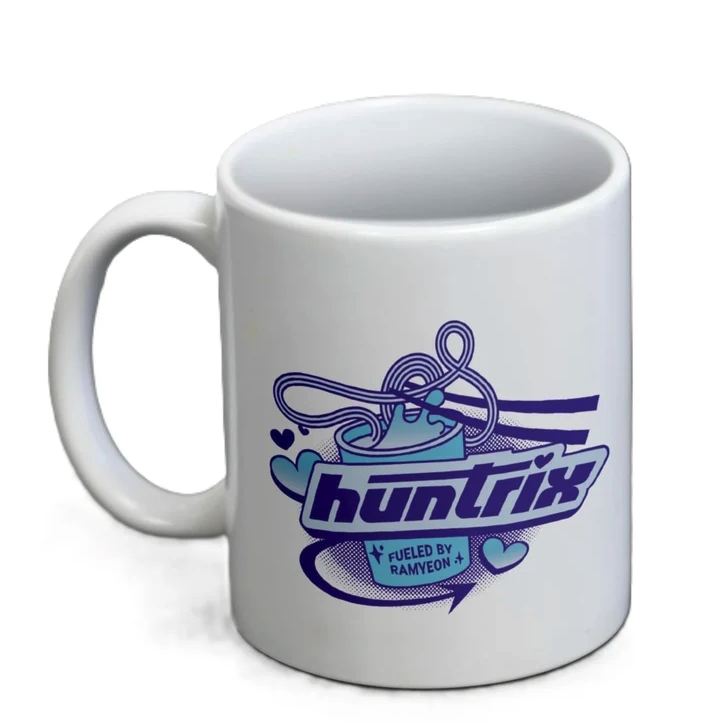 Taza blanca Huntrix de Kpop Demon Hunters con diseño azul y morado