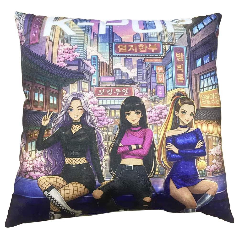 Cojín K-Pop de microfibra con escena urbana coreana y tres figuras femeninas