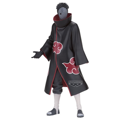 Figura de Madara Uchiha como Tobi con máscara y capa de nubes rojas