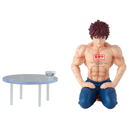 Figura de Baki Hanma Banpresto de 9 cm sentado junto a una mesa transparente