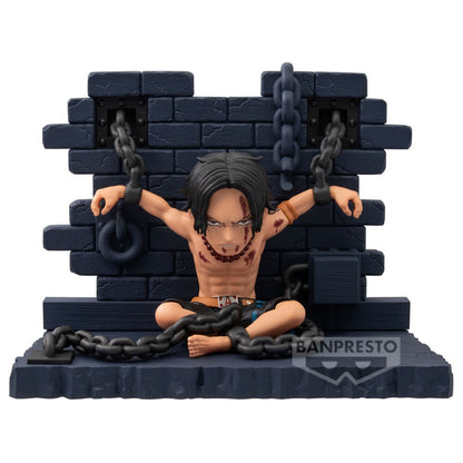 Figura de Portgas D. Ace encadenado frente a un muro de Impel Down