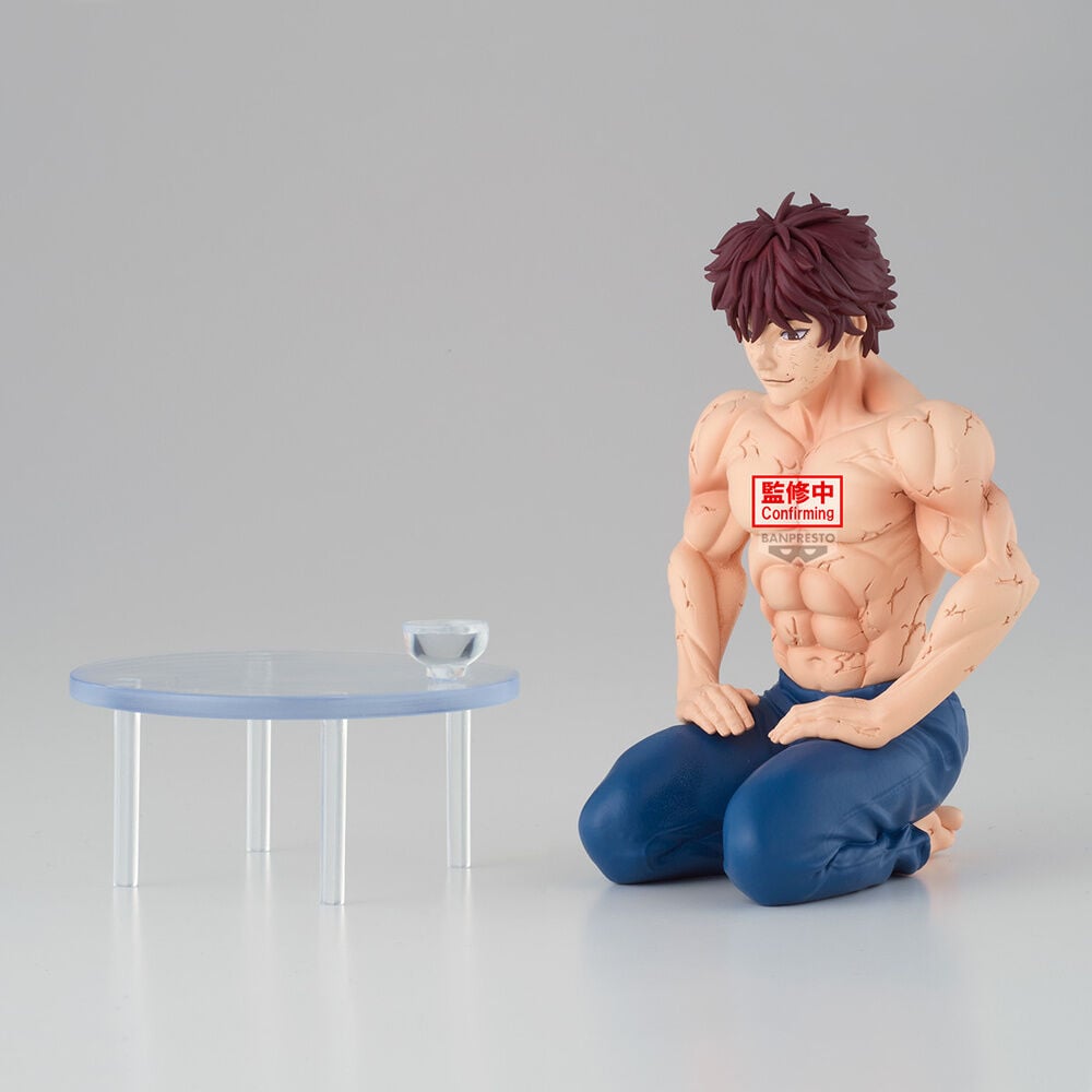 Figura de Baki Hanma Banpresto de 9 cm sentado junto a una mesa transparente - 2