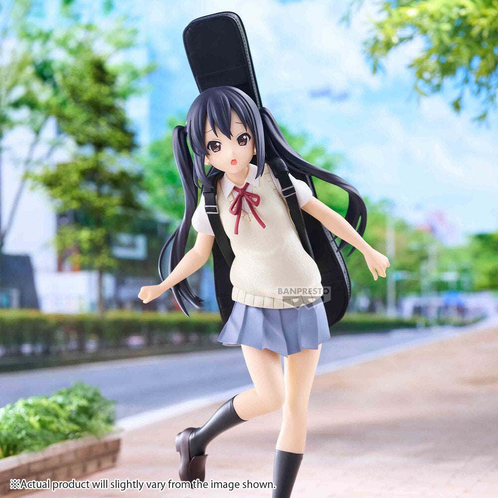 Figura de Azusa Nakano de K-ON!! con uniforme escolar y estuche negro - 3