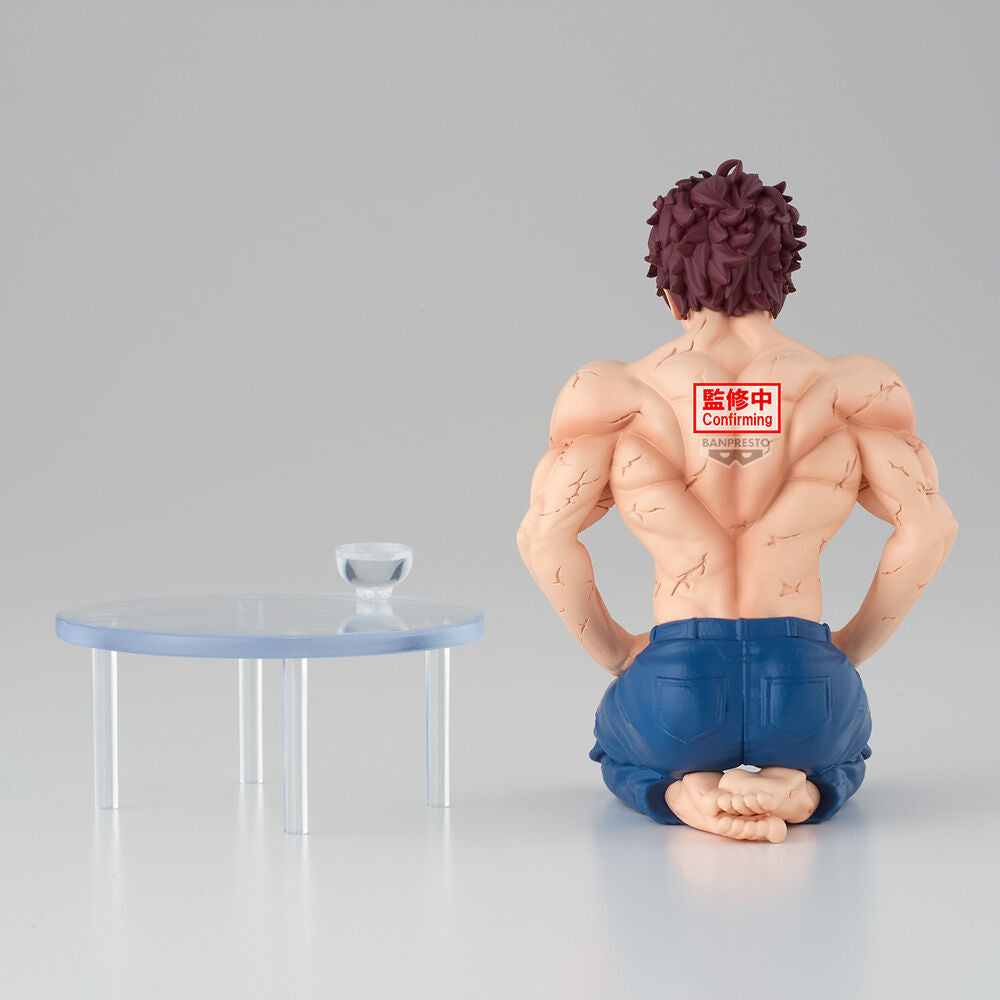Figura de Baki Hanma Banpresto de 9 cm sentado junto a una mesa transparente - 3