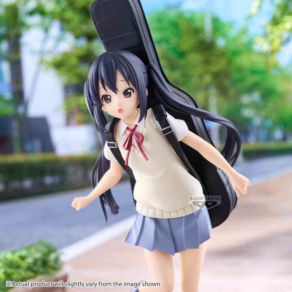 Figura de Azusa Nakano de K-ON!! con uniforme escolar y estuche negro - 4