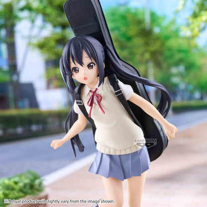 Figura de Azusa Nakano de K-ON!! con uniforme escolar y estuche negro - 4