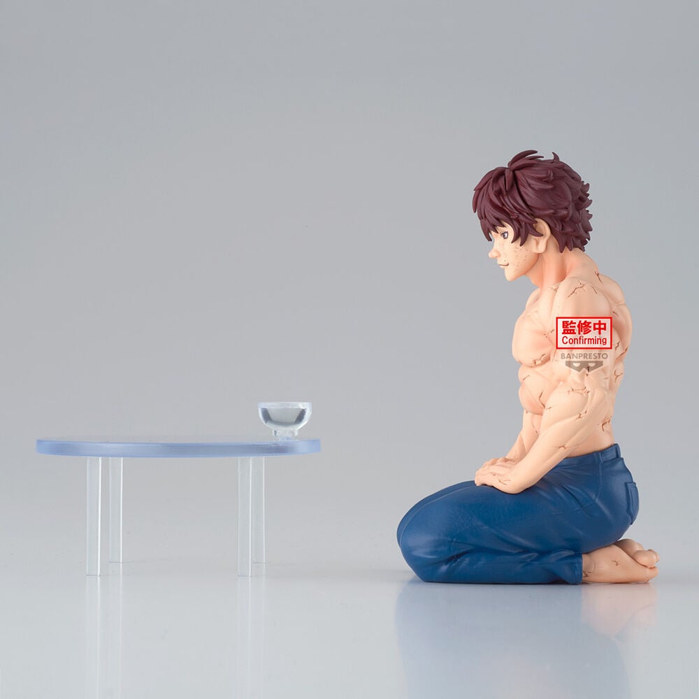 Figura de Baki Hanma Banpresto de 9 cm sentado junto a una mesa transparente - 4