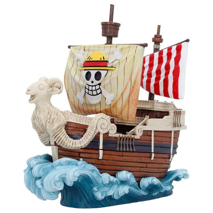 Barco Going Merry de One Piece con velas y base de olas